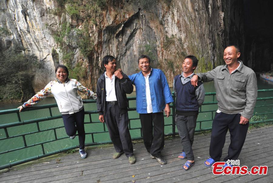 Real life spiderman scales cliff without safety equipment