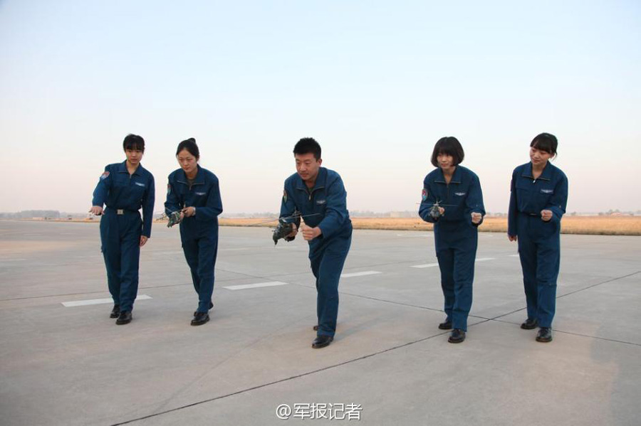 First five female attack helicopter pilots for PLA Army ready for action