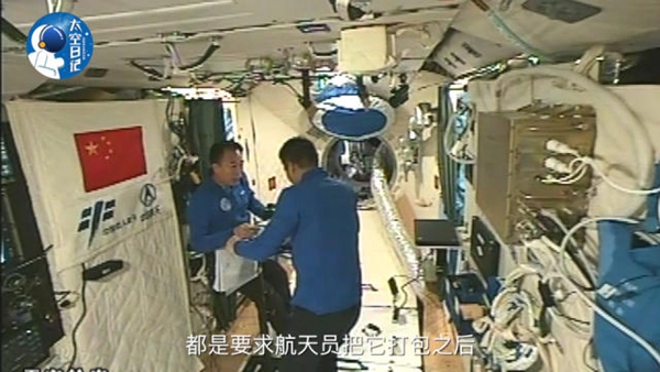 Chinese astronauts accept 1st Earth-space interview