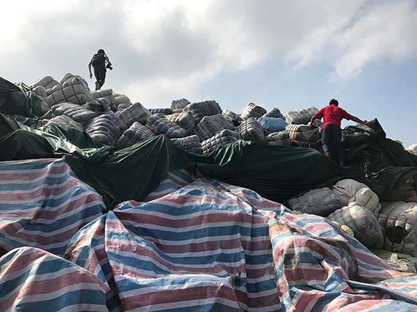 Shenzhen Customs seizes tons of smuggled old clothes