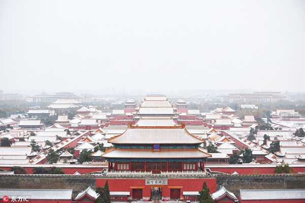 First snow turns Beijing white and beautiful