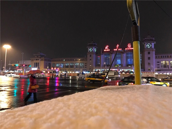 First snow turns Beijing white and beautiful