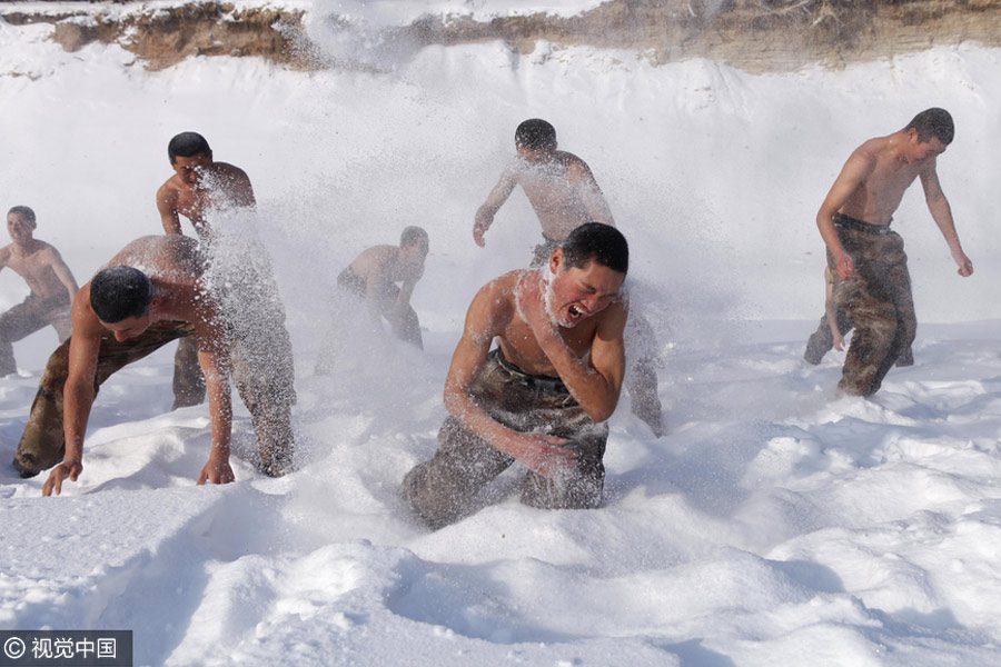 Soldiers bathe in snow in minus 20 in Northeast China