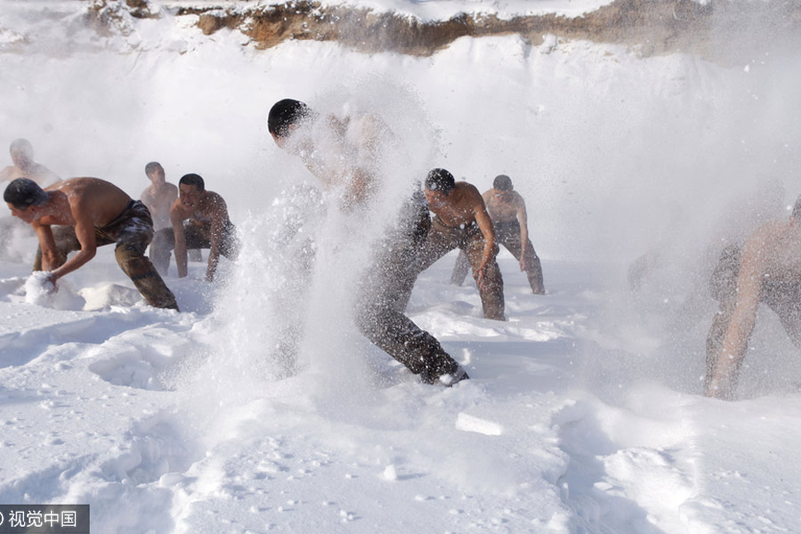 Soldiers bathe in snow in minus 20 in Northeast China