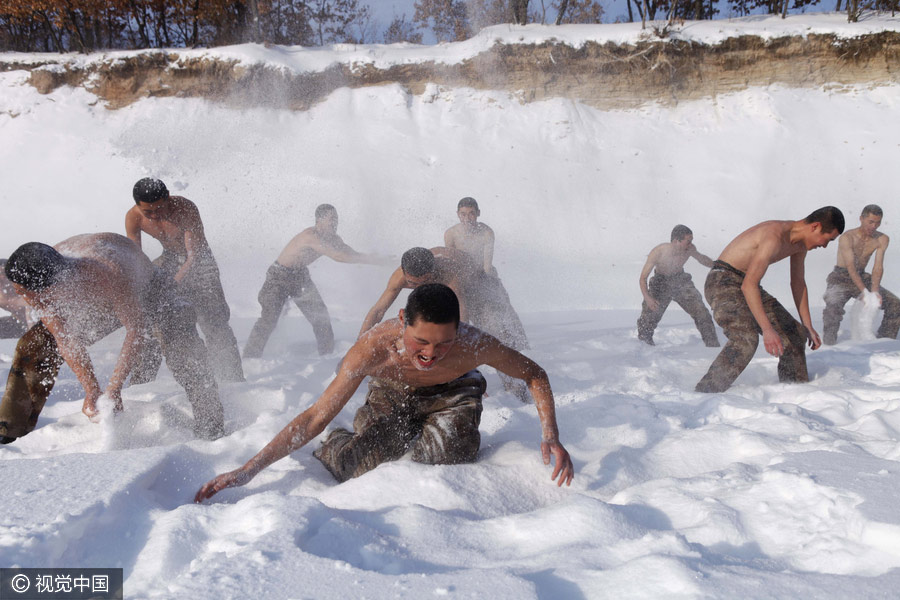 Soldiers bathe in snow in minus 20 in Northeast China