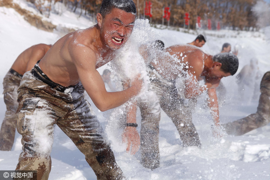 Soldiers bathe in snow in minus 20 in Northeast China