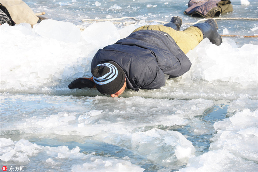 Harbin's ice movers: Tough job in chilly environment