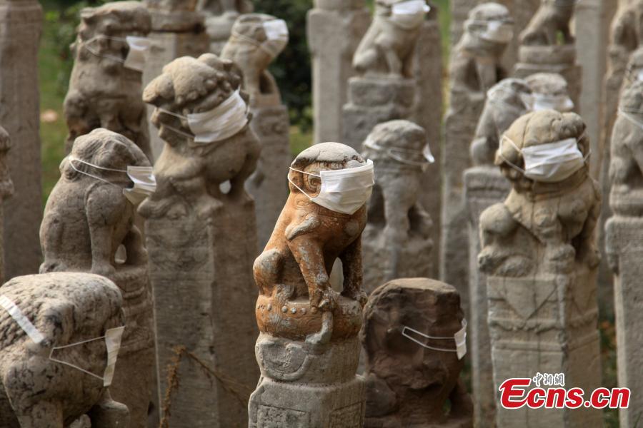 Art students put masks on stone lions in protest of air pollution