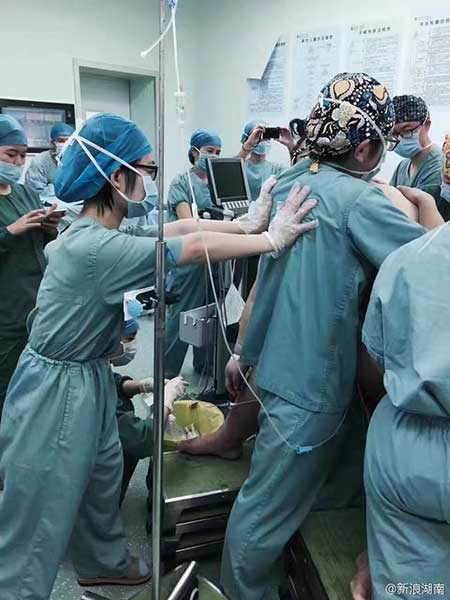 16 medical staff members help 140kg woman deliver baby