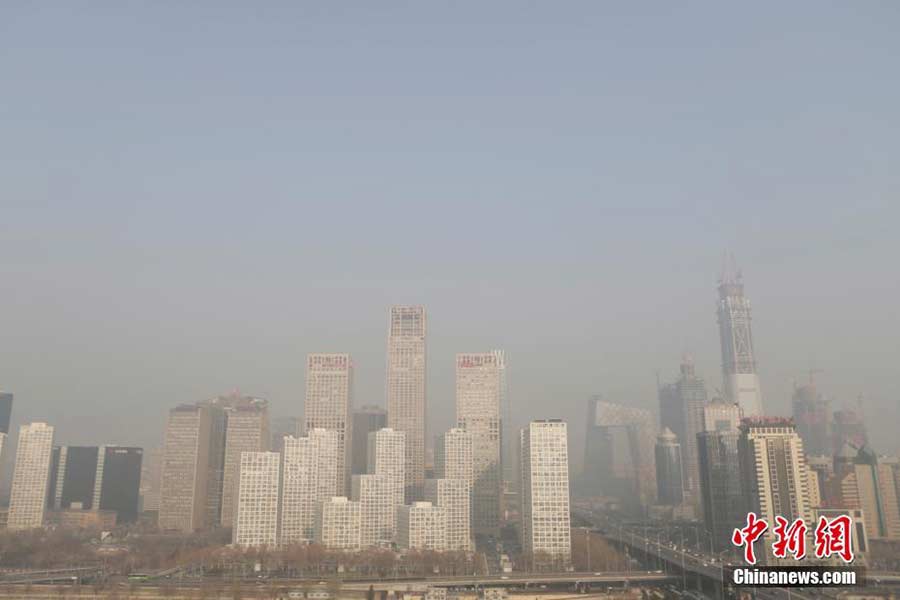 Severe smog envelops Beijing