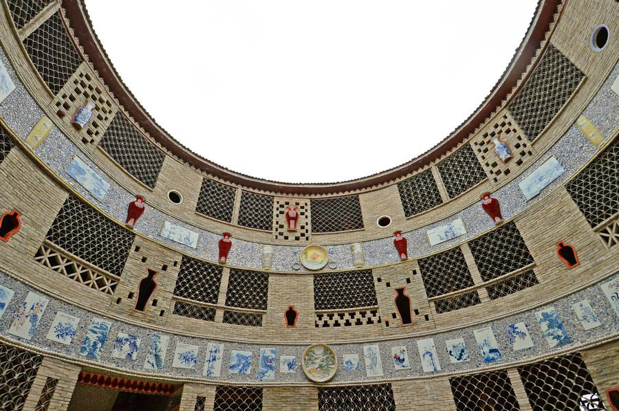 Octogenarian builds porcelain palace in East China