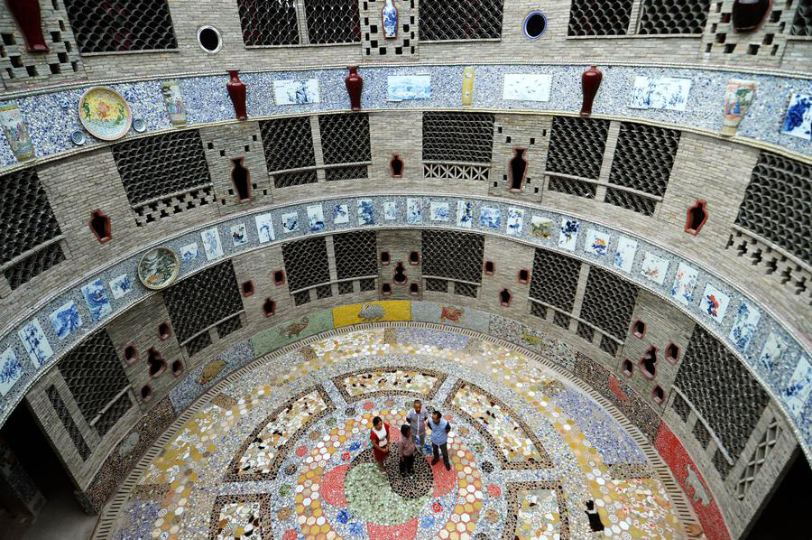 Octogenarian builds porcelain palace in East China