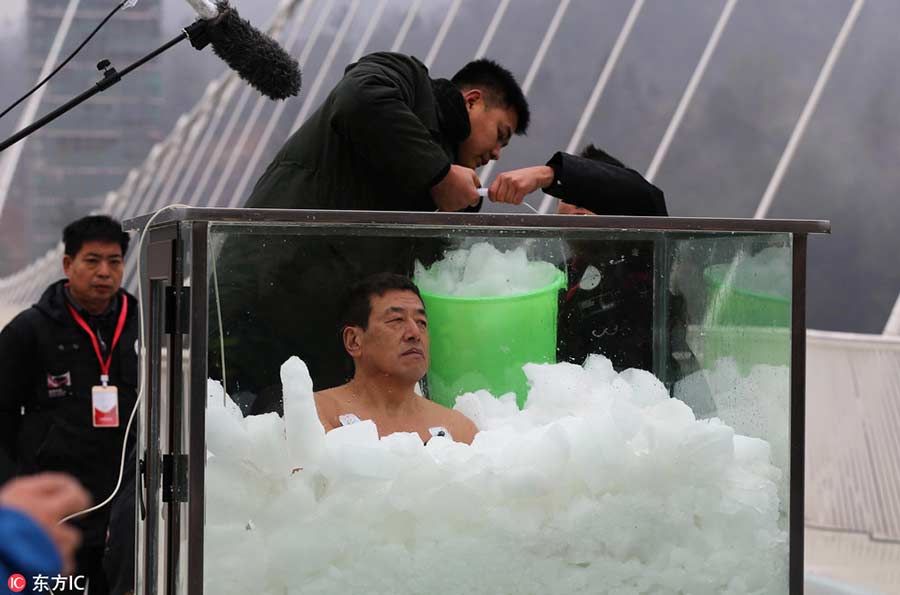 Man braves ice to set new record on world's highest glass bridge