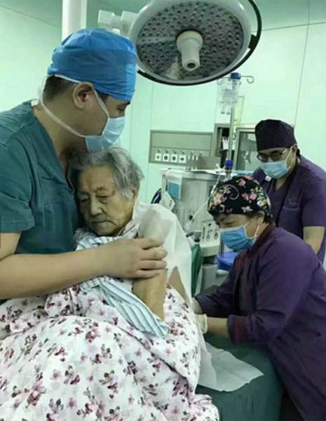 Doctor comforting a 102-year-old patient moves netizens