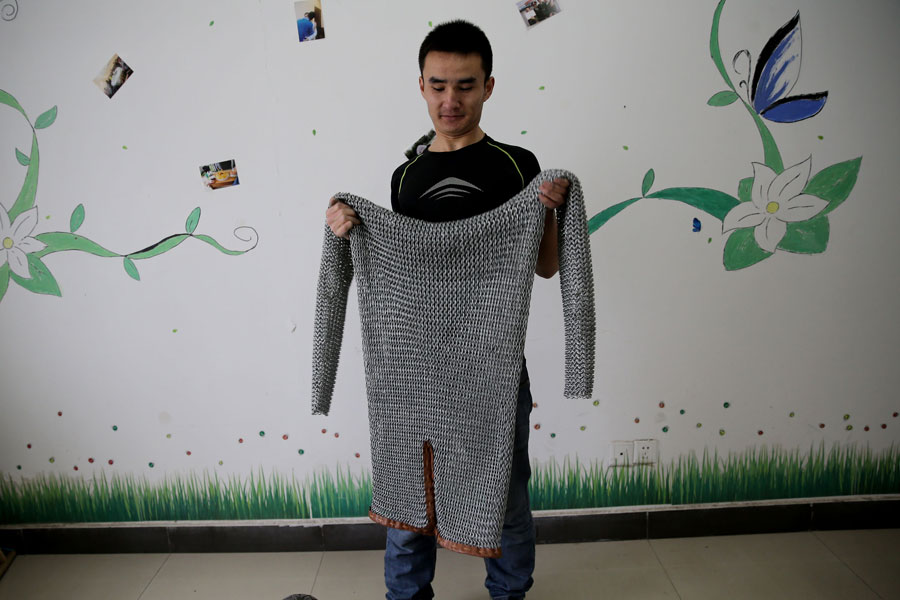 Student makes 20-kg chain armor with 12,000 rings