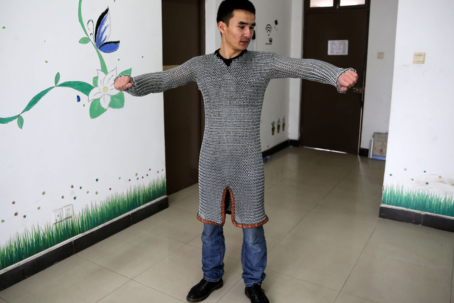 Student makes 20-kg chain armor with 12,000 rings