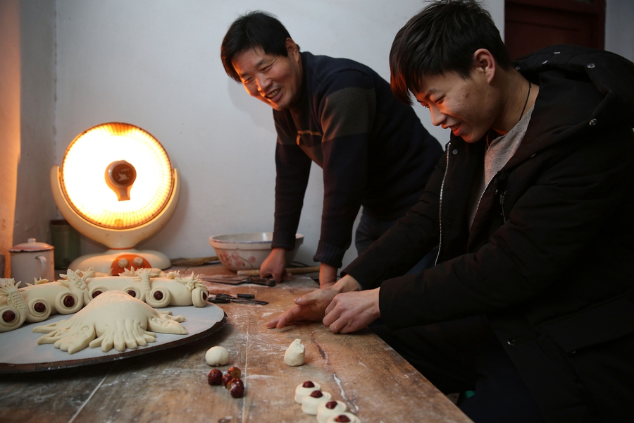 Man focuses life on intricacies of Chinese patterned steamed buns