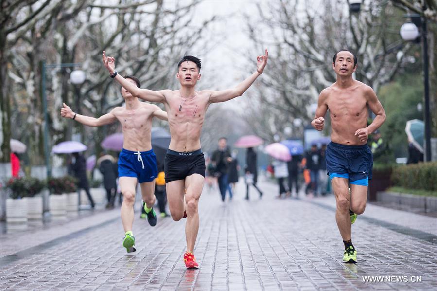 3rd Naked Running event kicks off in Hangzhou