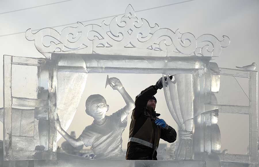 Ice sculptures brighten up winter in Harbin