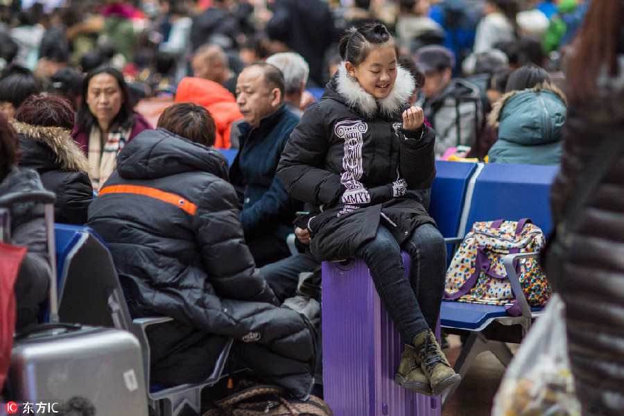 Spring Festival travel: Children head home