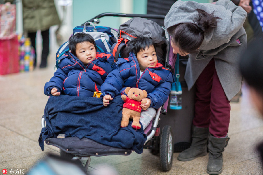Spring Festival travel: Children head home