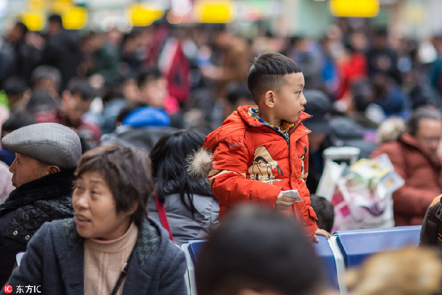 Spring Festival travel: Children head home