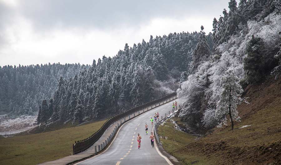 Runners brace against the chill at Chongqing marathon