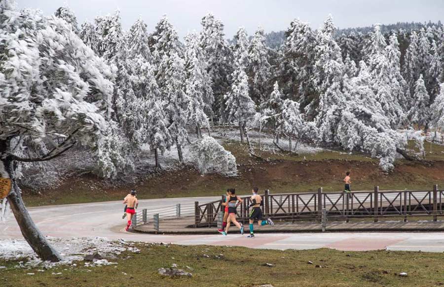 Runners brace against the chill at Chongqing marathon