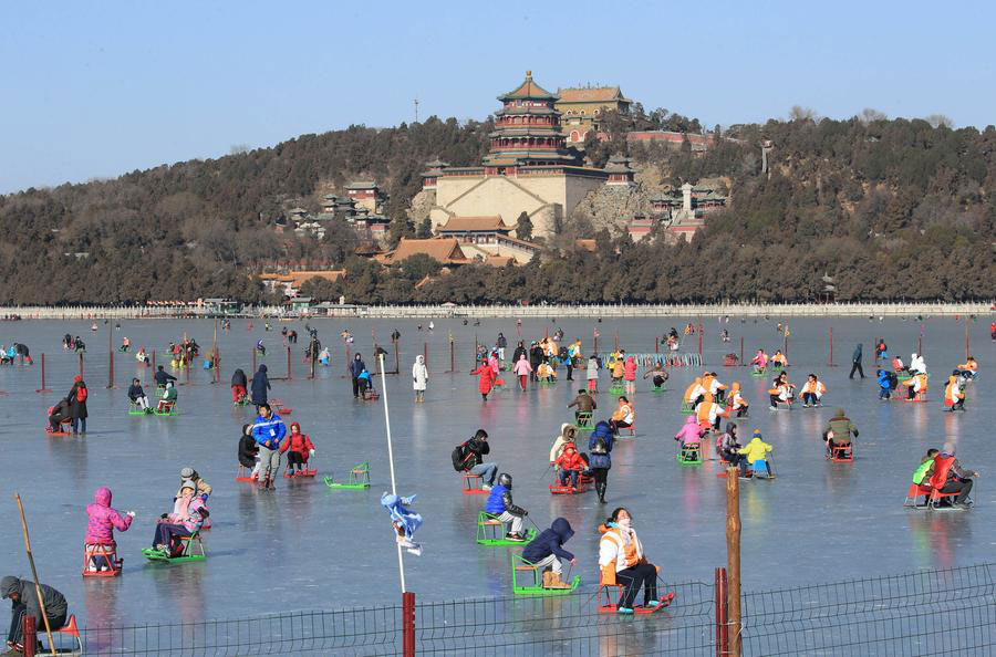 Park ice rinks open to public in Beijing