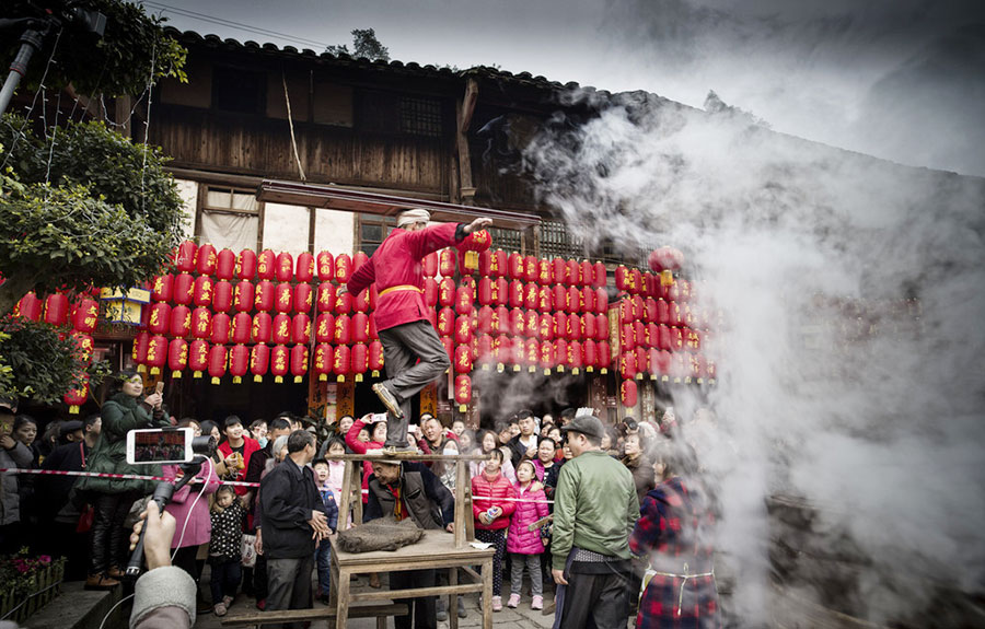 People across China greet upcoming Spring Festival