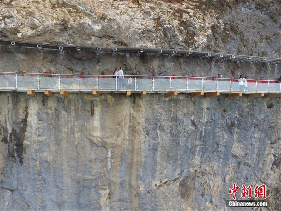 China's highest glass skywalk welcomes tourists