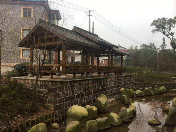 Jiangxi residents help reconstruct their villages and towns