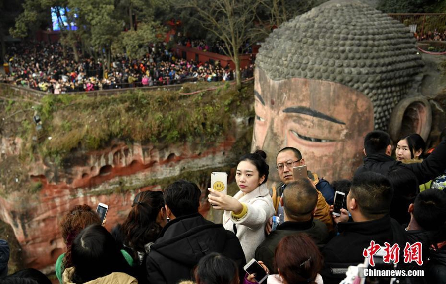 Massive crowds take over scenic spots across China during Spring Festival