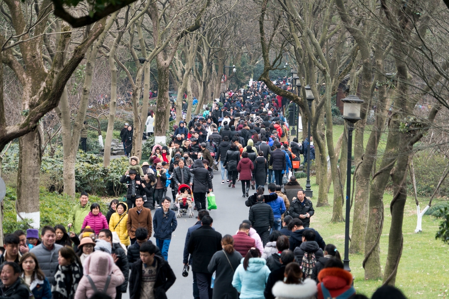 Massive crowds take over scenic spots across China during Spring Festival