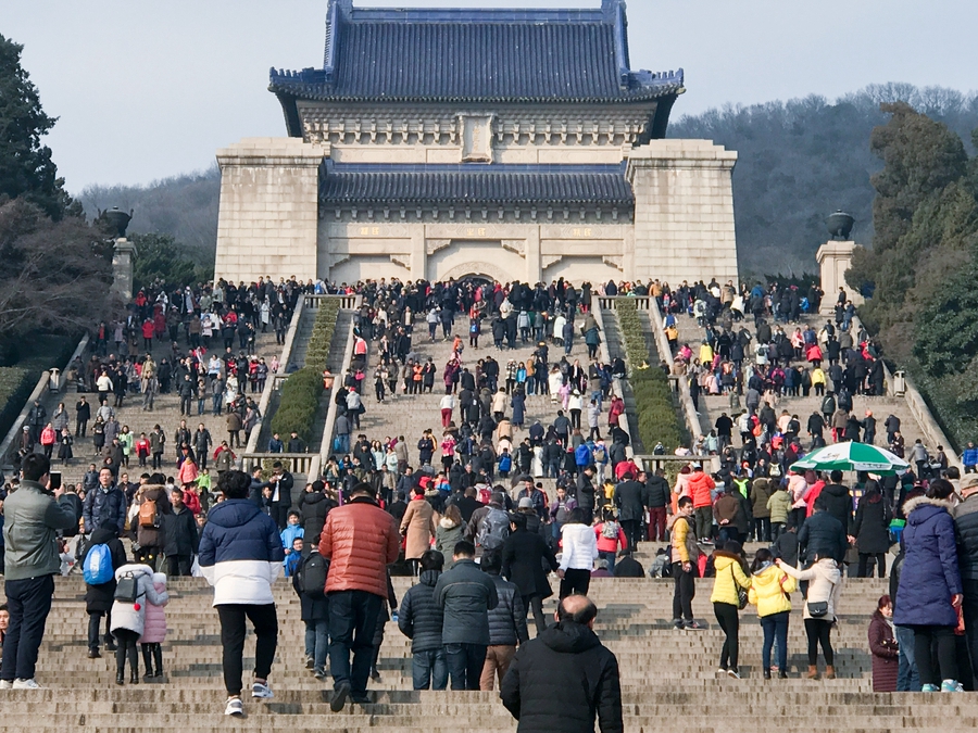 Massive crowds take over scenic spots across China during Spring Festival