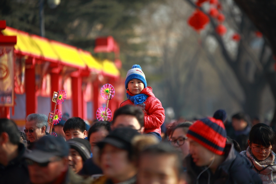 Massive crowds take over scenic spots across China during Spring Festival