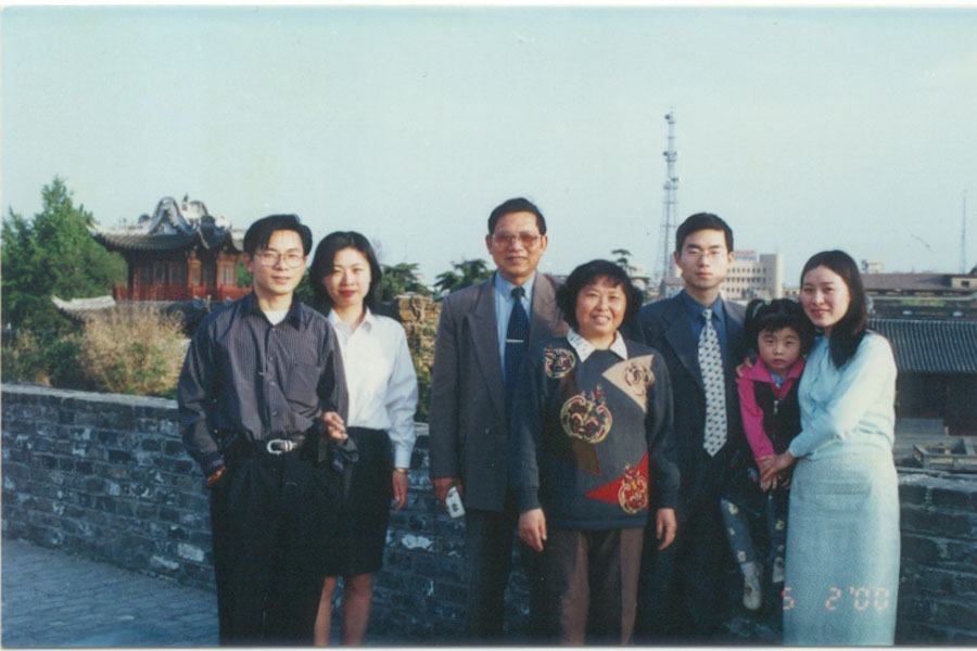 Decades' worth of family photos stirs Chinese internet users