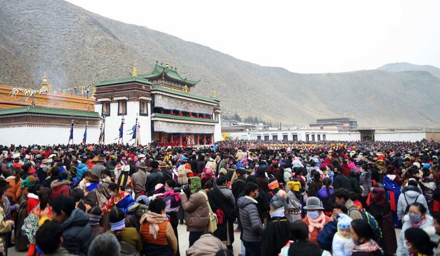 Lamas perform religious dance in NW China to pray for good year