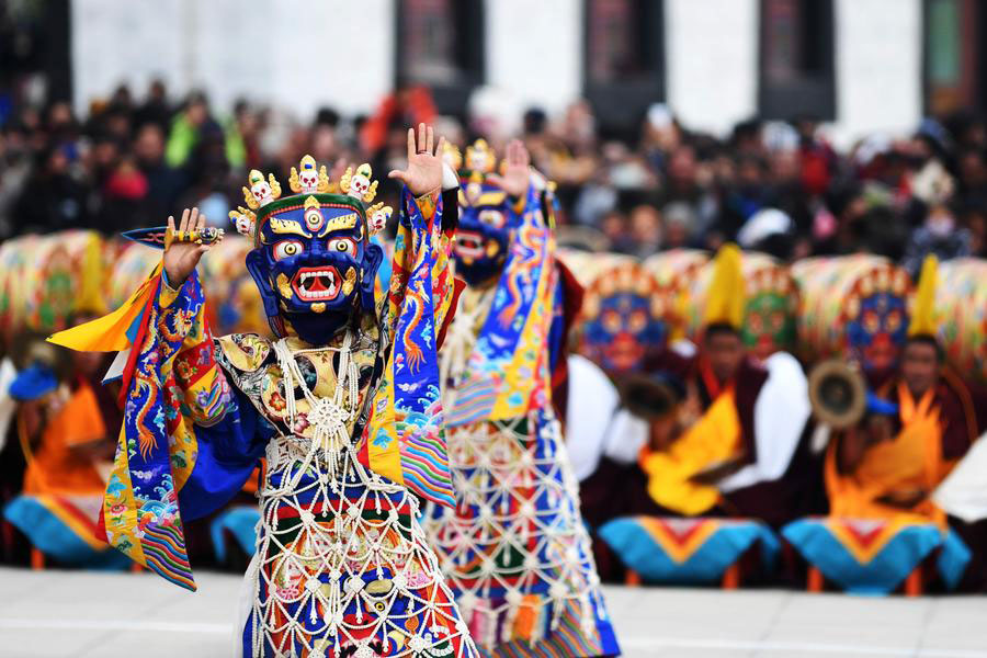 Lamas perform religious dance in NW China to pray for good year