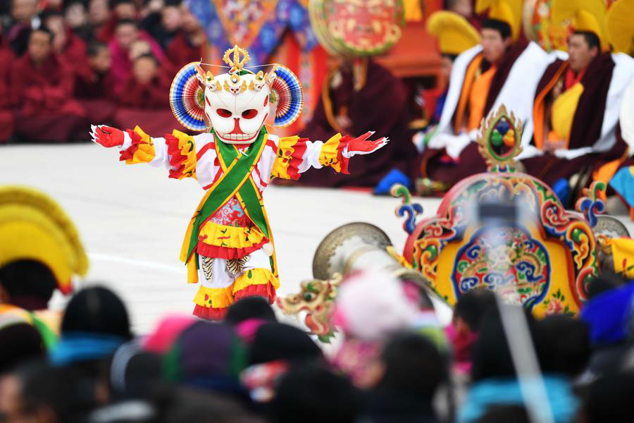 Lamas perform religious dance in NW China to pray for good year