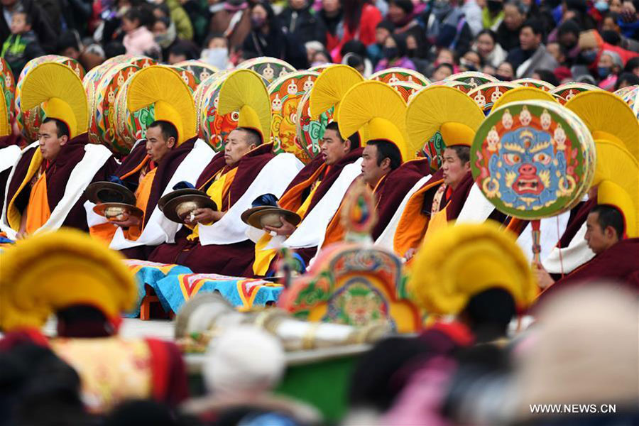 Lamas perform religious dance in NW China to pray for good year