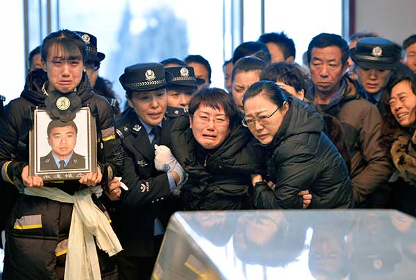 Killed cop's mom dies after son's funeral