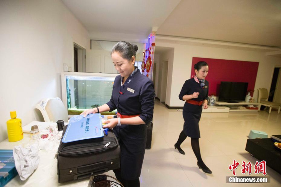 Mother and daughter stewardesses serve in same airline company