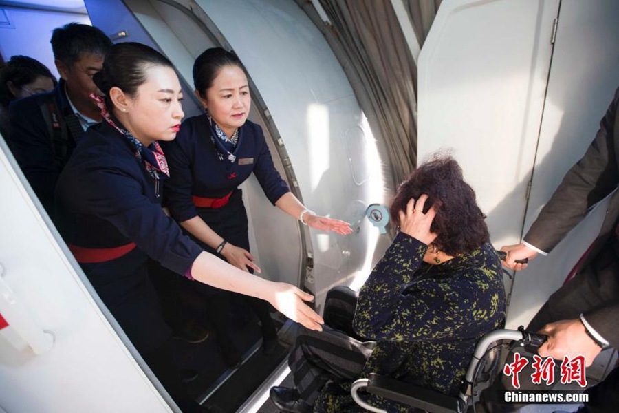 Mother and daughter stewardesses serve in same airline company
