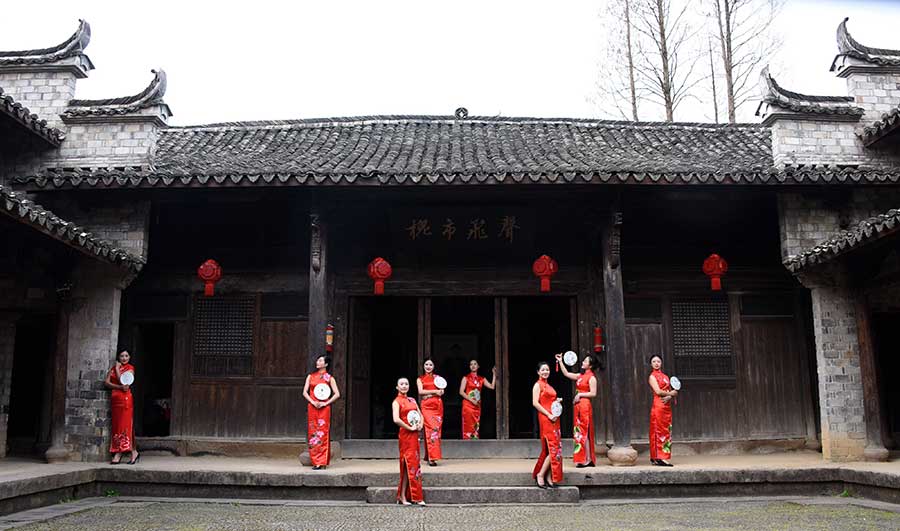 Ladies present <EM>qipao </EM>in Zhejiang province