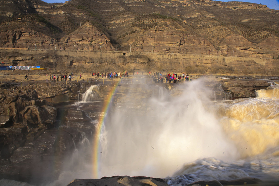 Hukou Waterfall roars as frozen river melts