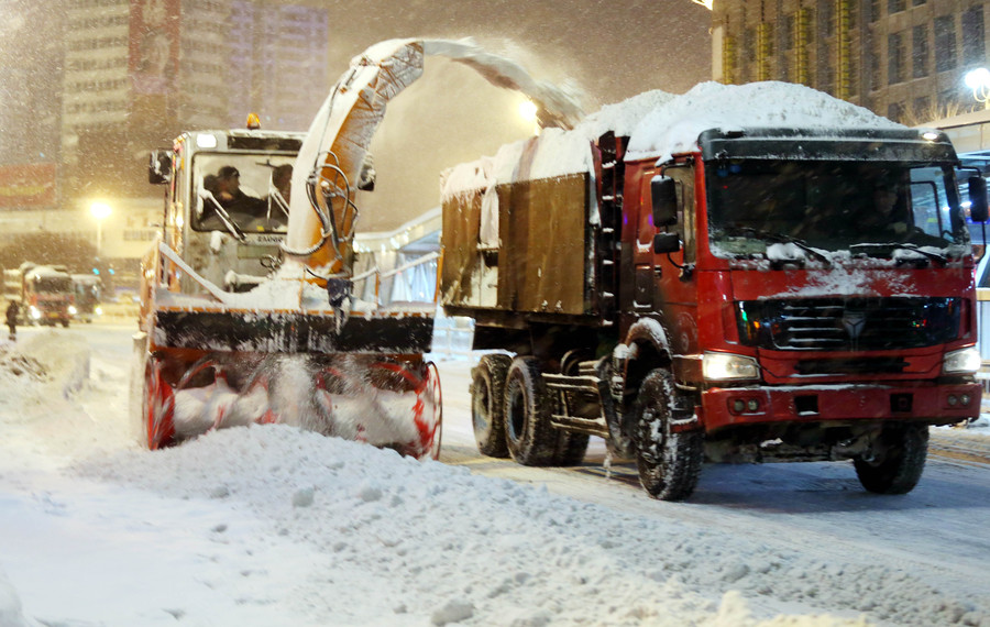 Heavy snow disrupts life in Urumqi