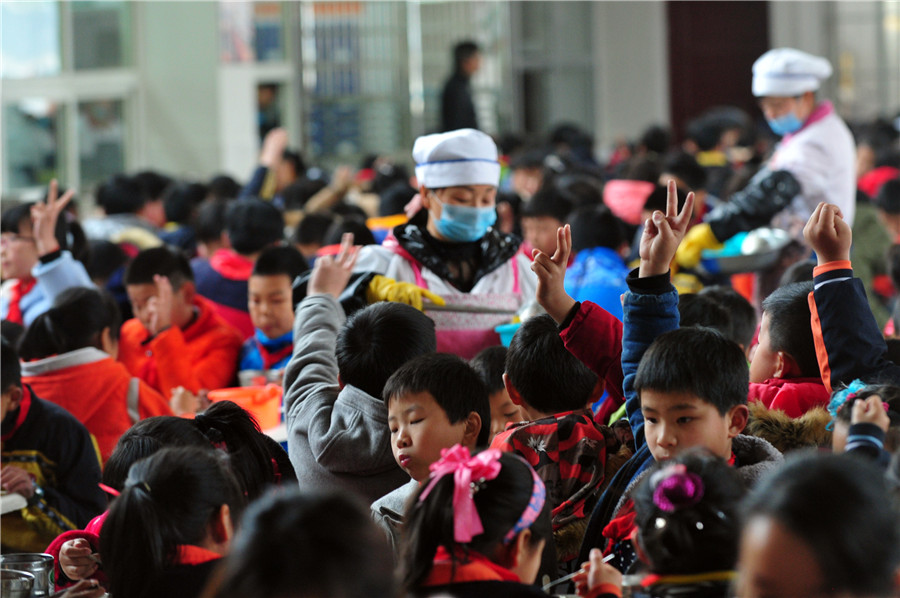 1,000 students in Central China share silent dinner together