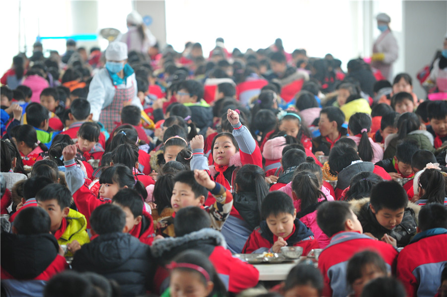 1,000 students in Central China share silent dinner together