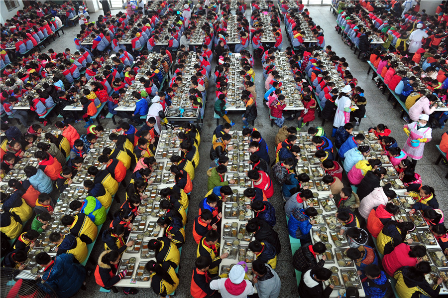 1,000 students in Central China share silent dinner together
